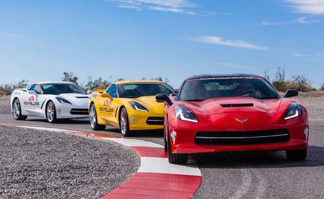 „Corvette Stingray“ savininkai gauna nuolaidą lenktynių mokyklai.
