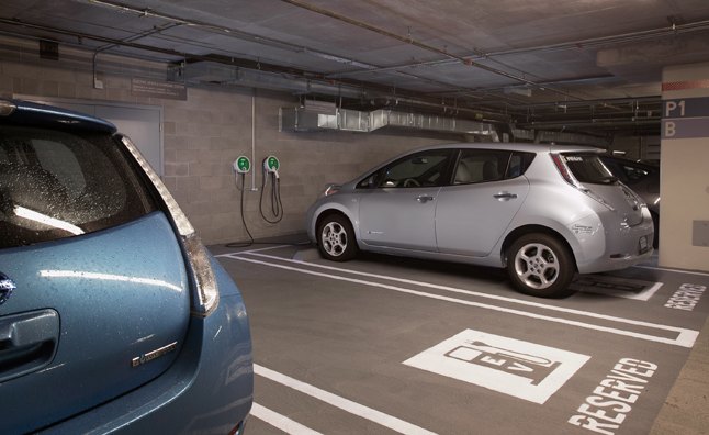 Federaliniai pareigūnai teigia, kad elektromobiliai nėra būtini siekiant sumažinti išmetamųjų teršalų kiekį