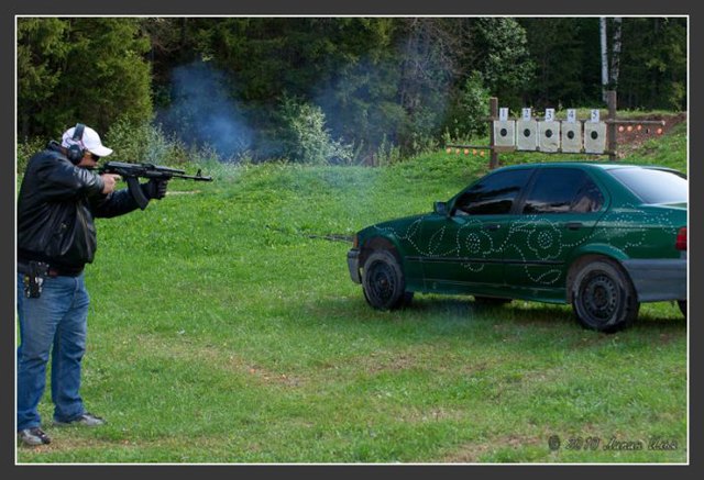 Rusų snaiperis kuria automobilių meną su automatiniais ginklais