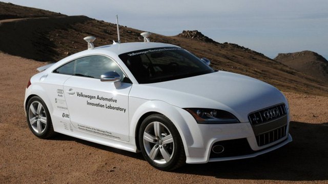 „Audi Pikes Peak“ komercinės filmavimo metu sudužo sraigtasparnis (ATNAUJINTA)