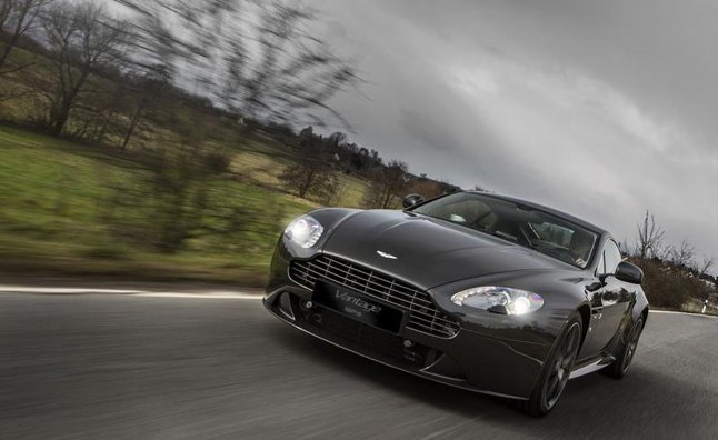 „Aston Martin V8 Vantage S“ „SP10 Edition“ gaus lenktynėms pritaikytą apdailą ir bus galima įsigyti su pavarų dėže su svirtimi.
