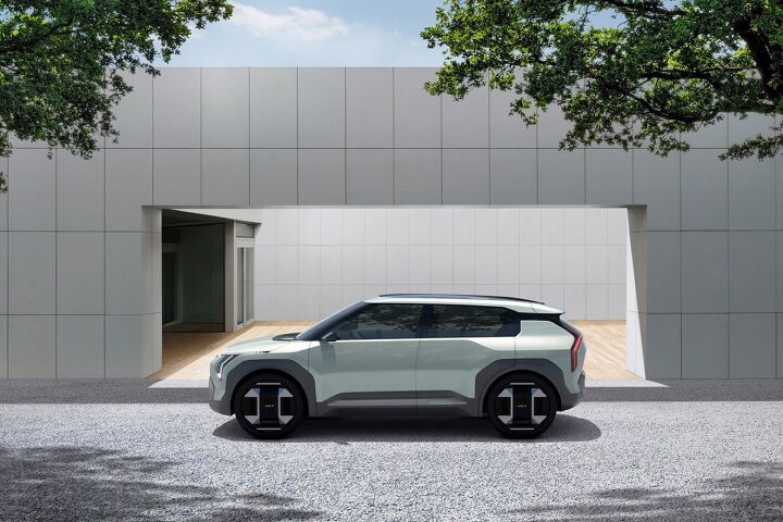 „Kia“ Los Andželo automobilių parodoje pristato elektromobilių koncepcijas ir atnaujintą „Sorento“